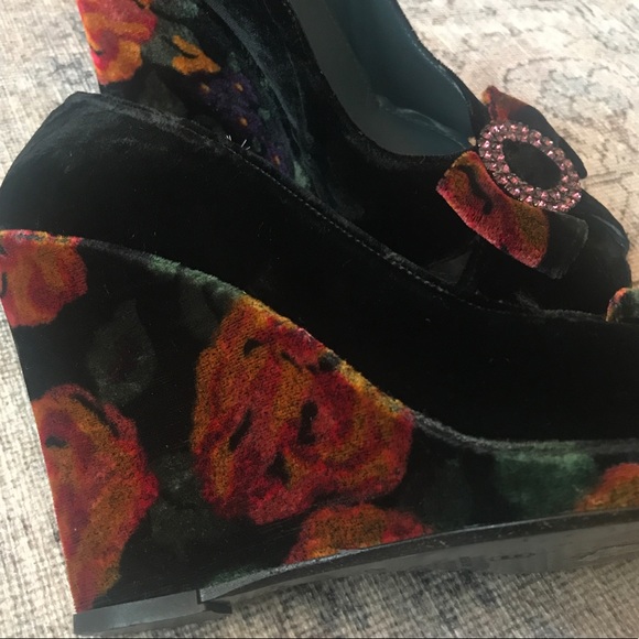 Vintage Via Spiga Velvet Floral wedges - Picture 1 of 8